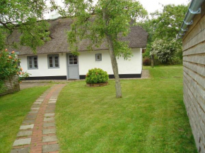 Fischerkate-mit-schoenem-Garten